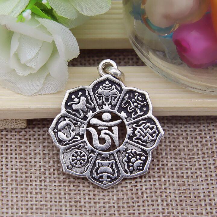 Mặt dây chuyền khắc chữ Om và bát cát tường